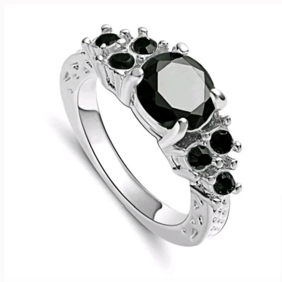 le chic Jewelry - Luxury Black Sapphire Ring white Rhodium Plated